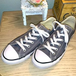 💕Unisex Converse gray sneakers Men’s size 8/ Women’s size 10